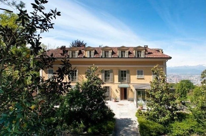 A casa fica localizada numa colina de Turim