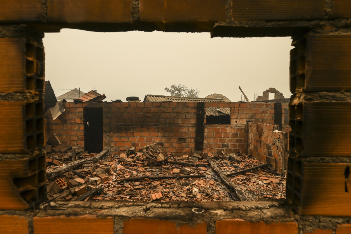 Uso de fundos para a reconstrução de casas dos incêndios investigado pela Justiça 