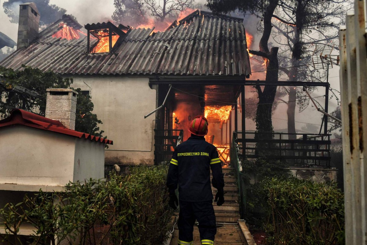 Incêndios na Grécia: Casas ilegais e falta de planeamento urbano foram mistura explosiva