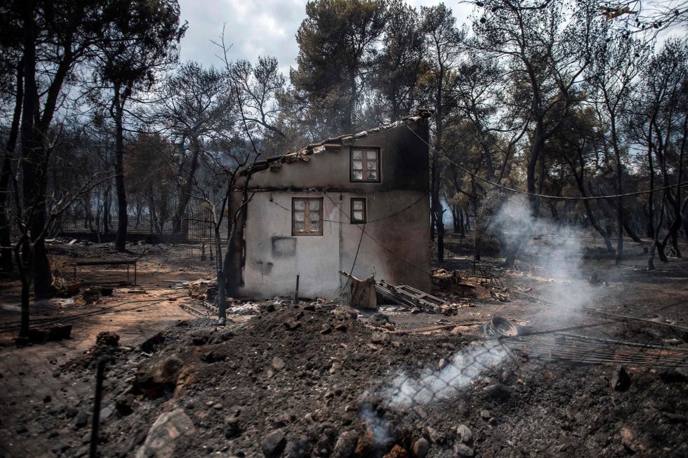 Incêndios na Grécia: Casas ilegais e falta de planeamento urbano foram mistura explosiva