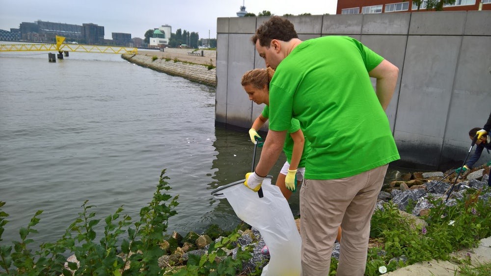 O plástico recolhido é enviado para a Universidade de Wageningen