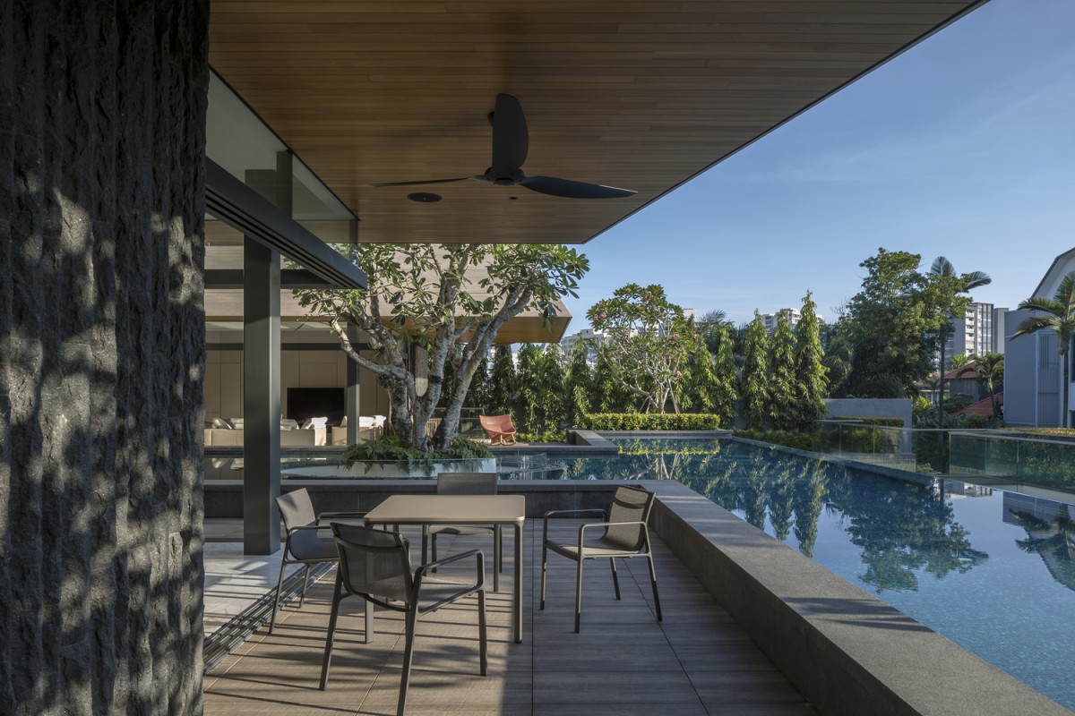 A parte inferior da casa, com uma piscina de horizonte infinito. 