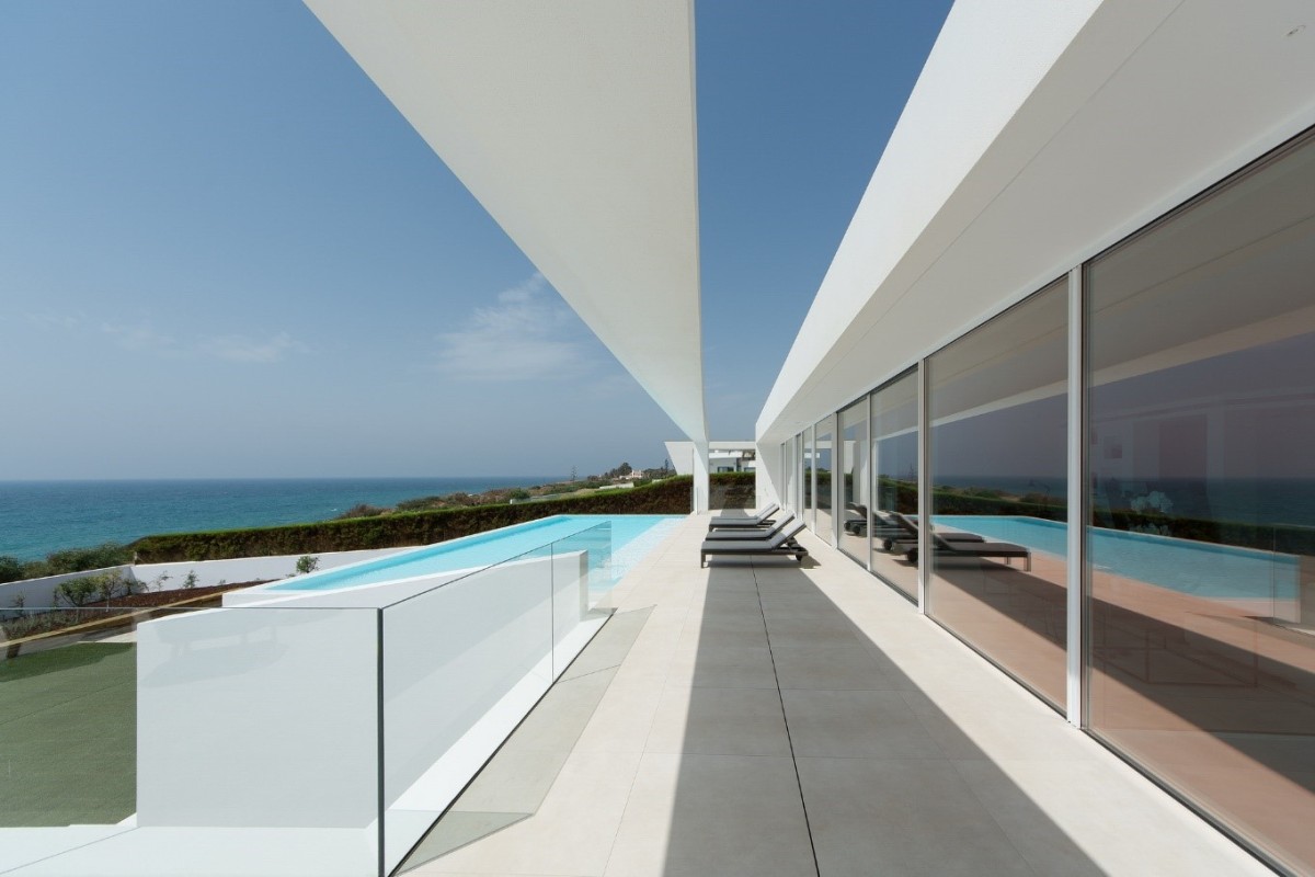 Mário Martins is the designer of this incredible house in the Algarve / Casa Carrara