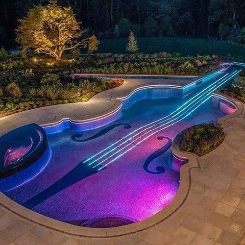 Uma piscina em forma de violino