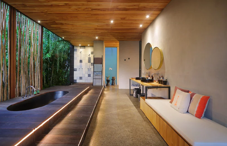 A casa parece mergulhada numa verdadeira selva