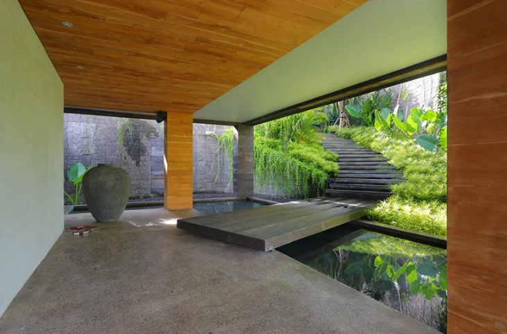 Um lago e jardim interiores