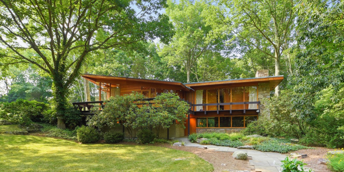 A casa está rodeada de espaços verdes