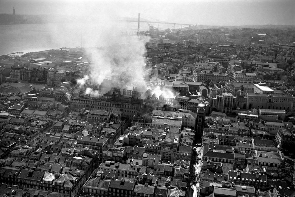 Incêndio no Chiado, 30 anos depois – as imagens do coração de Lisboa em chamas