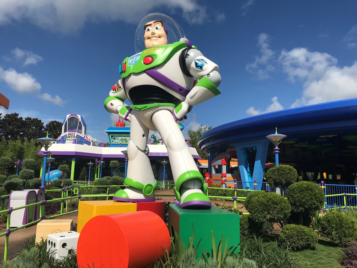 Uma estátua de Buzz Lightyear