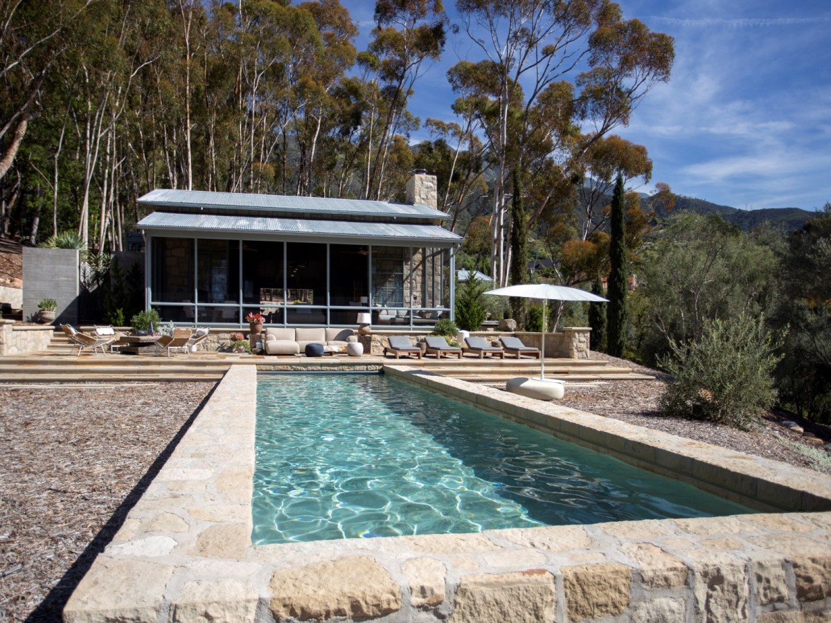 Uma piscina rodeada de natureza