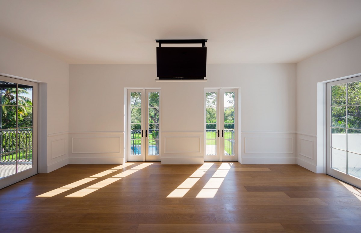 A televisão... escondida no teto