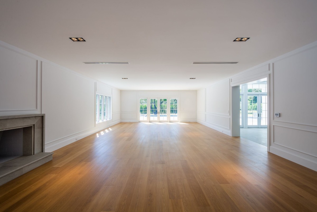 Uma enorme sala de estar com lareira