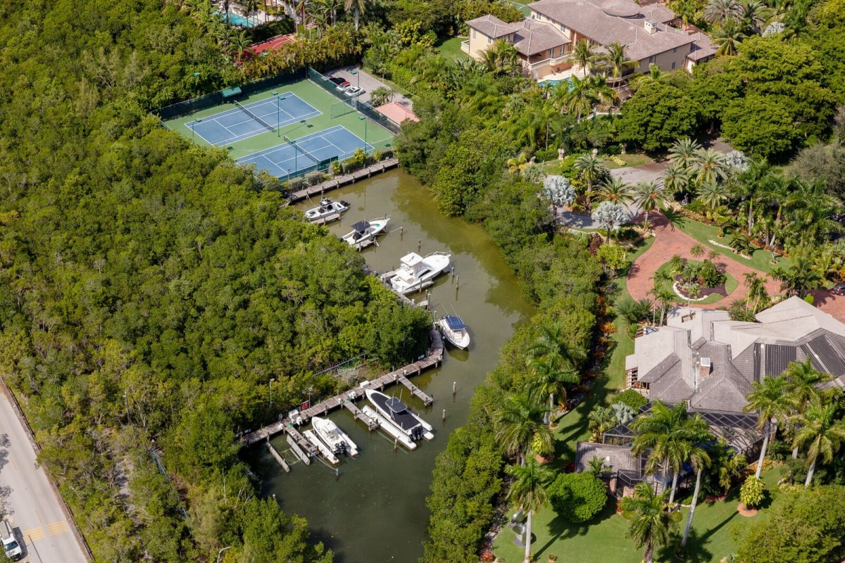 Inclui instalações desportivas