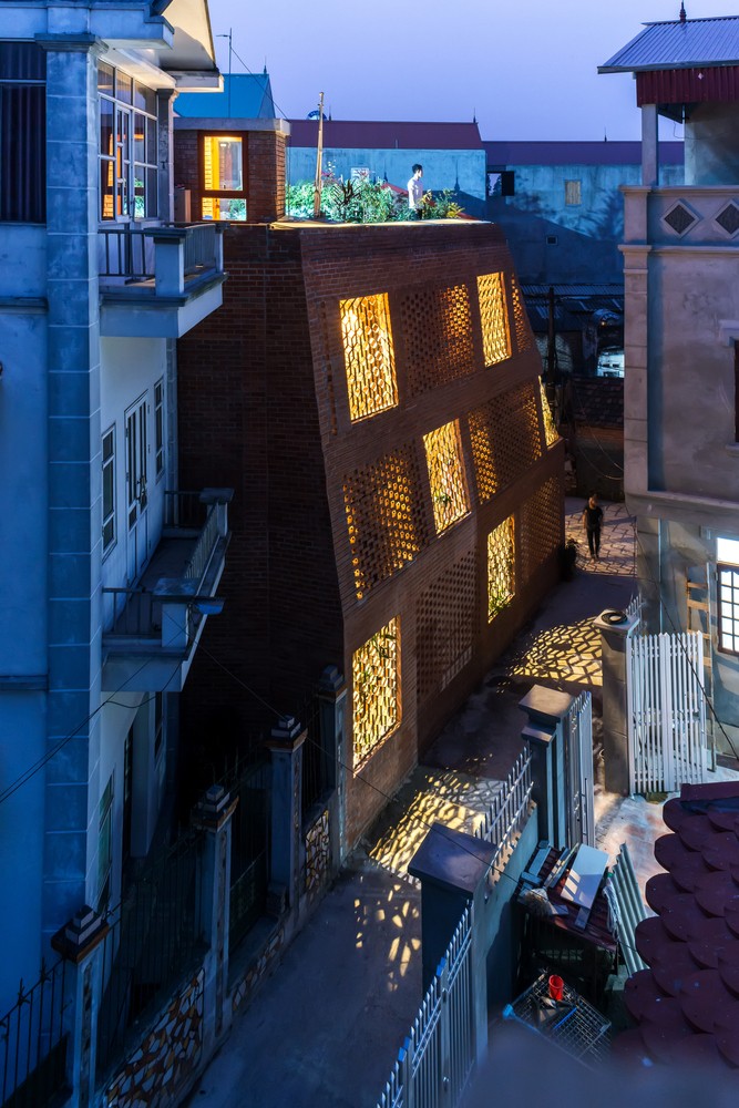 O exterior da casa iluminada à noite