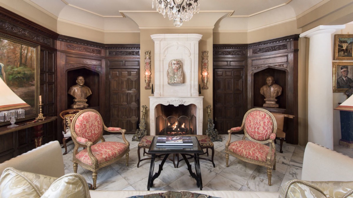 Salão francês com chaminé