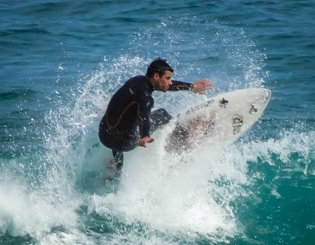 Doing tricks on the waves / Wikimedia commons