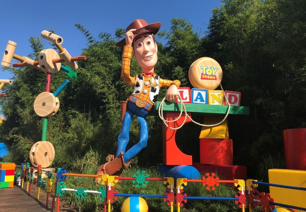 Agora o brinquedo és tu: assim é o parque de diversões Toy Story Land
