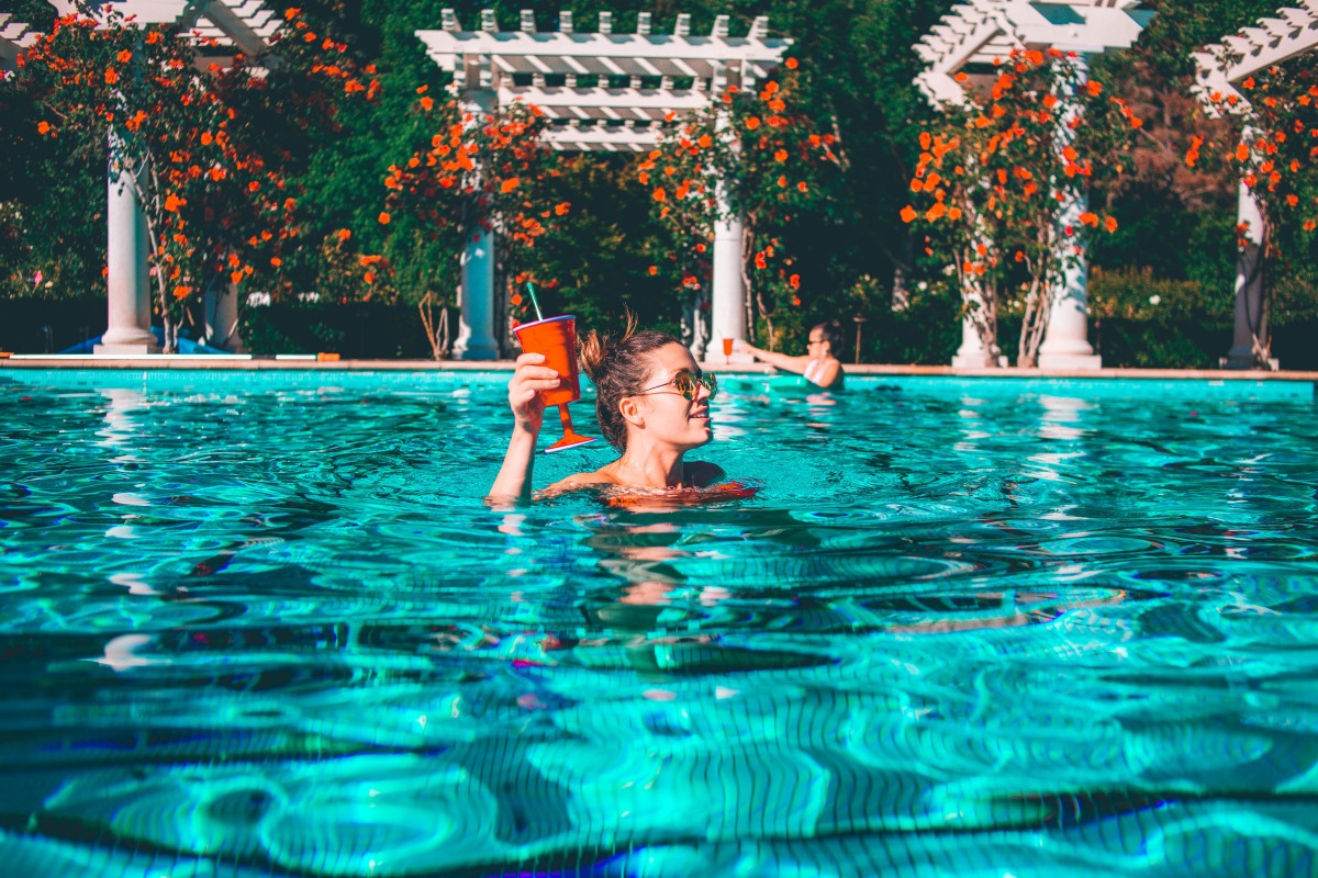 Vai um mergulho? Seis piscinas de famosos que gostarias que fossem tuas