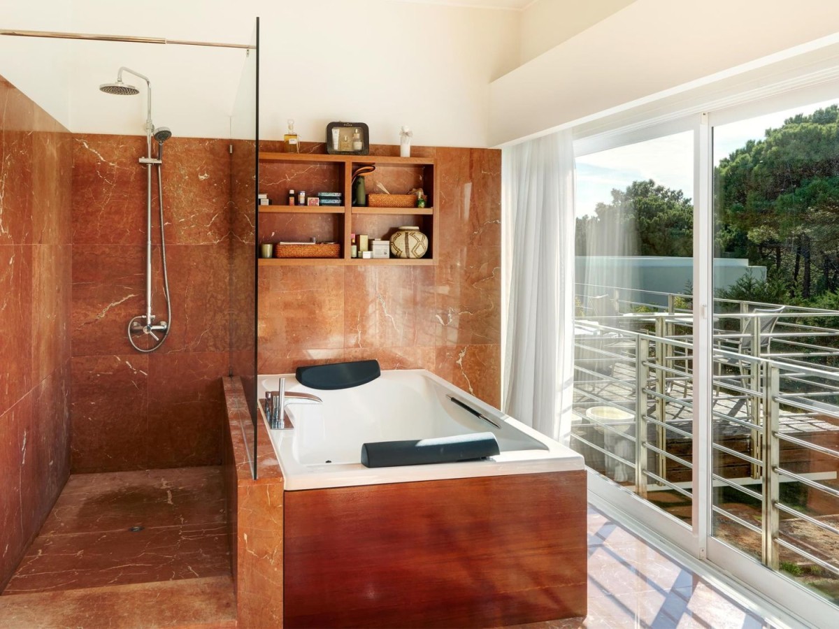 All four bedrooms are en-suite All four bedrooms are en-suite