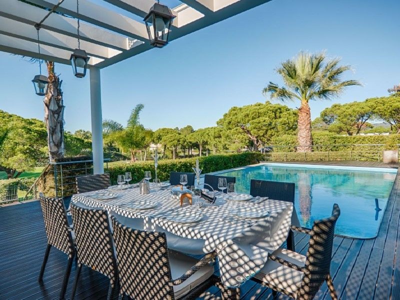 La piscina en la terraza privada tiene vistas soleadas y naturales