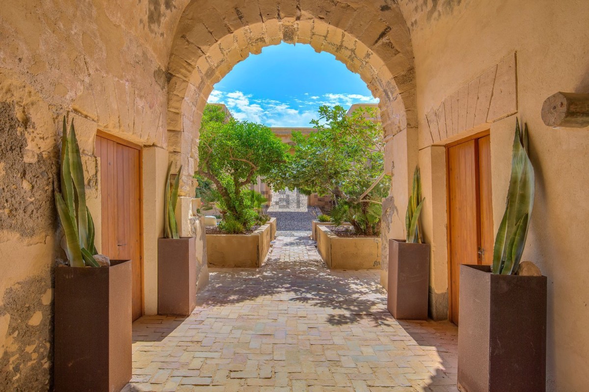 O castelo tem seis quartos e seis casas de banho 