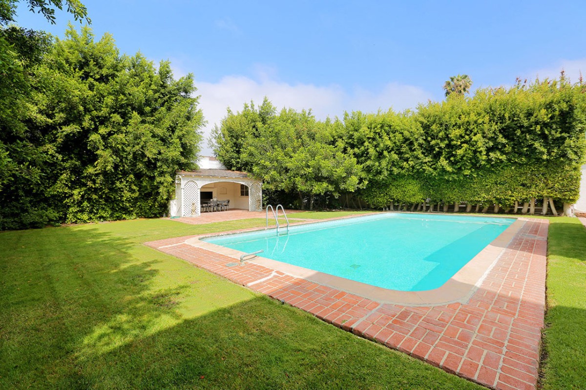 A propriedade tem amplos jardins, um poço e uma piscina