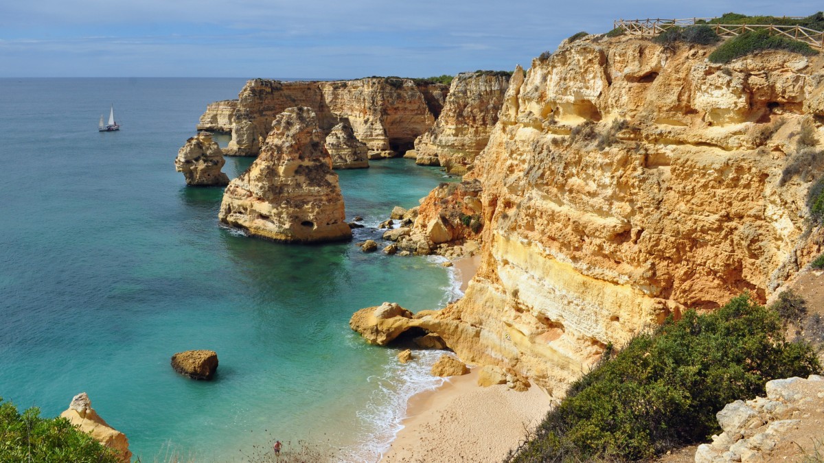Projeto imobiliário-turístico à venda na Praia da Marinha por 89 milhões
