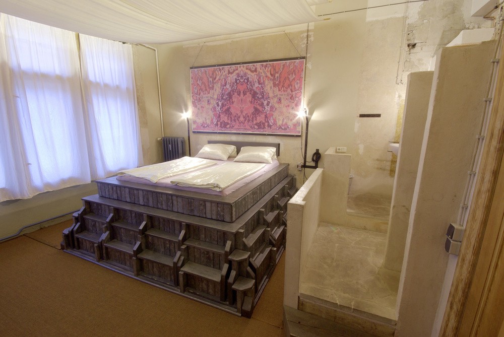 O quarto imita a disposição de um templo