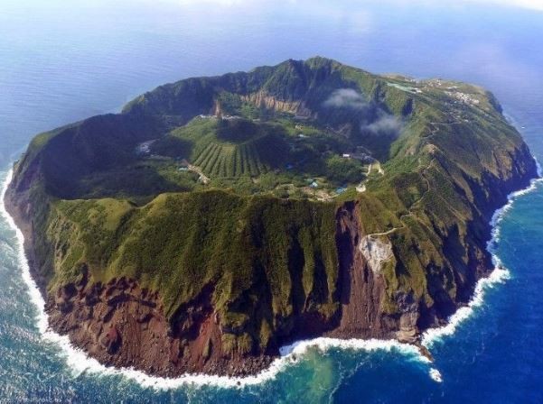 Está localizada a 320 km de Tóquio Aogashima, a aldeia dentro de um vulcão onde vivem 170 pessoas