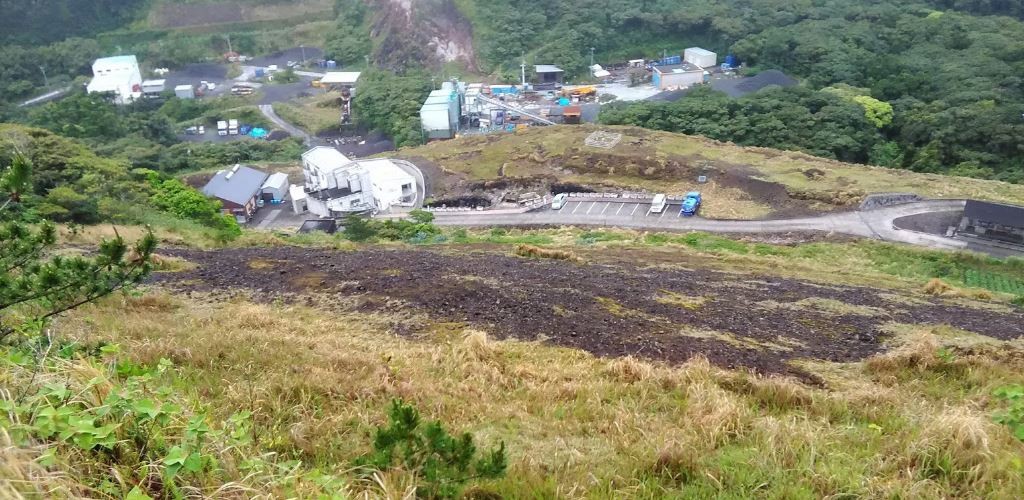 Uma ilha vulcânica, mas habitada Mais de 100 pessoas vivem na ilha