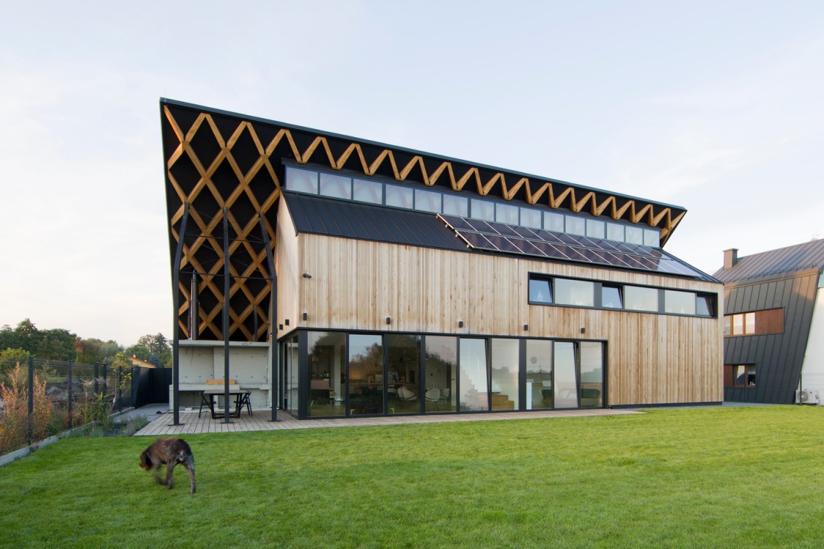 Várias janelas que facilitam a entrada de luz solar