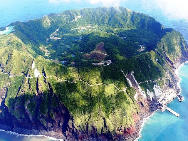 Aogashima, assim se chama a aldeia Na altura da erupção os sobreviventes abandonaram a ilha