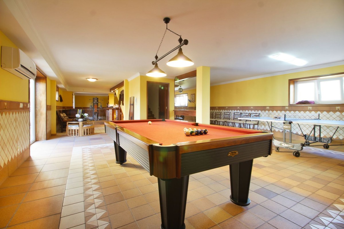 Sala de juegos con bar