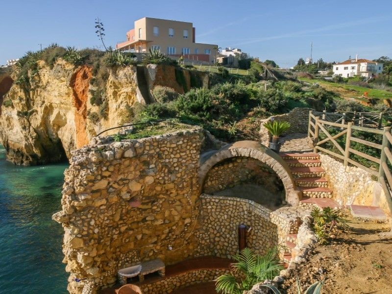 Si accede alla proprietà da un ponte unico