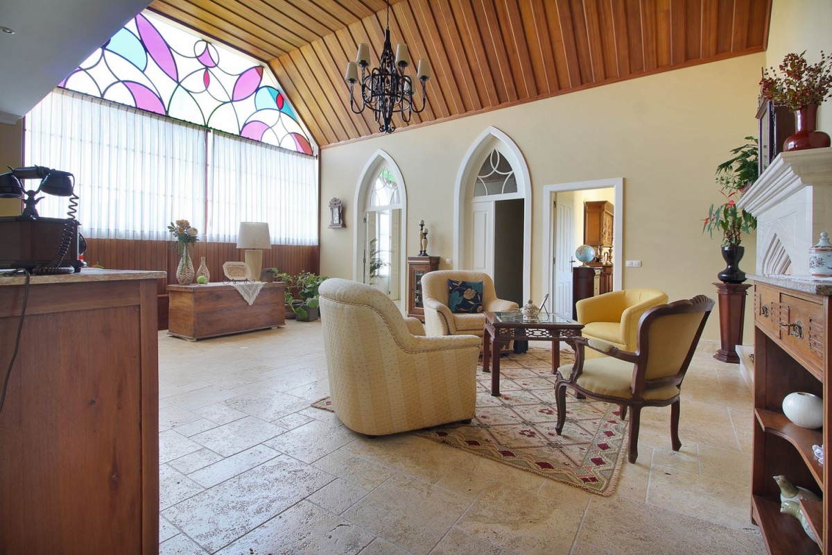 Beautiful windows in the living room