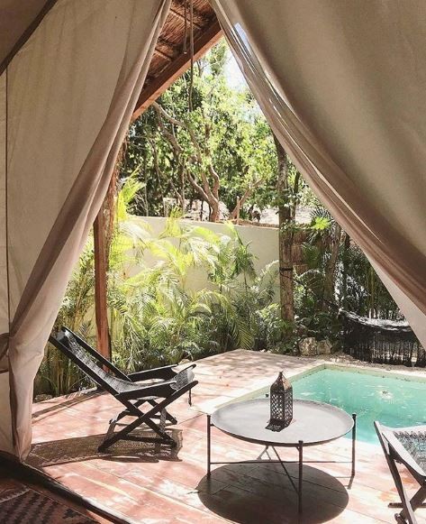 Um quarto com piscina....