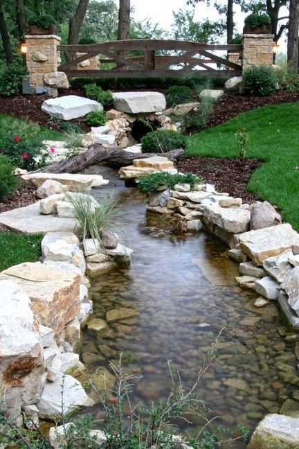 Há múltiplas formas de incluir um lago no jardim Há múltiplas formas de incluir um lago no jardim