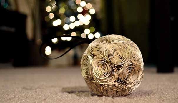 Bola de Natal que ganha vida com 'restos' de revistas e jornais Bola de Natal que ganha vida com 'restos' de revistas e jornais