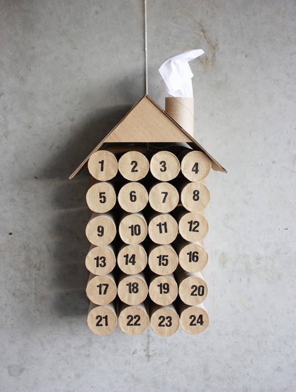 Um calendário com rolos de papel higiénico Um calendário com rolos de papel higiénico