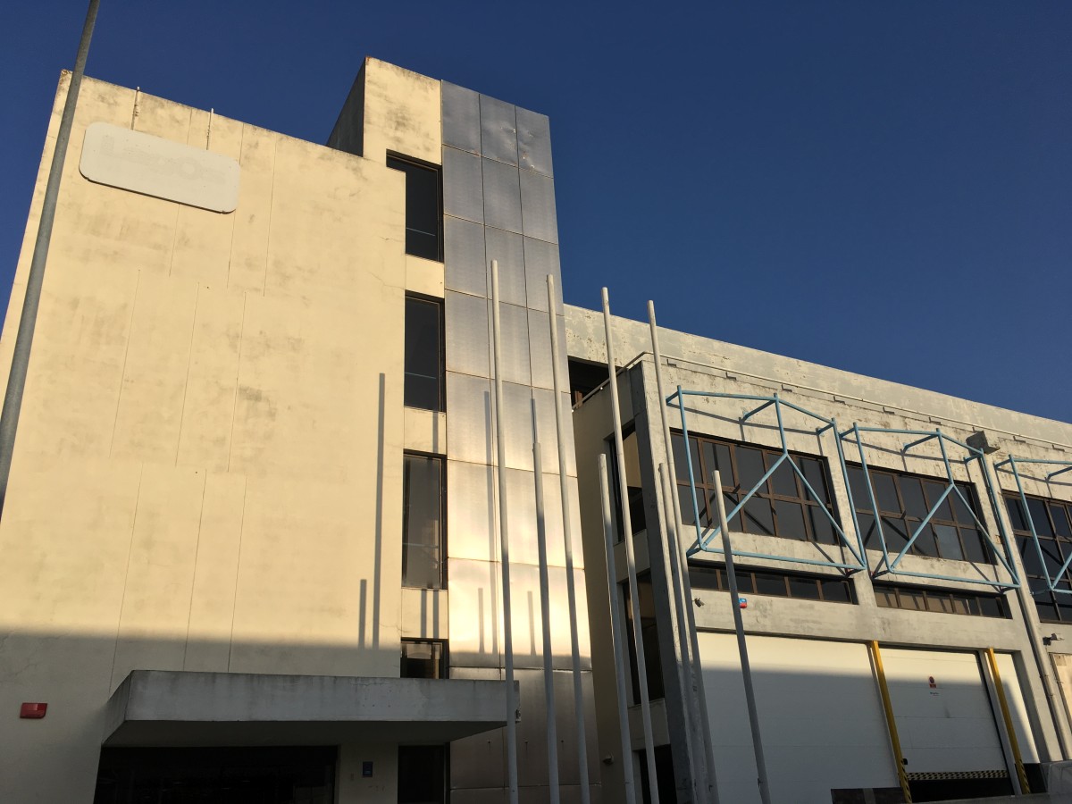 Há um edifício de escritórios e armazéns à procura de dono em Lisboa: tem 5.621 m2...