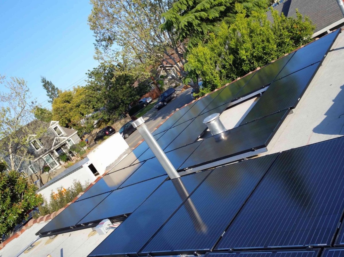 Tem painéis solares e 'aceita' veículos elétricos