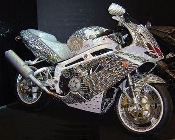 Ducati coberta com diamantes e cristais Swarovski 