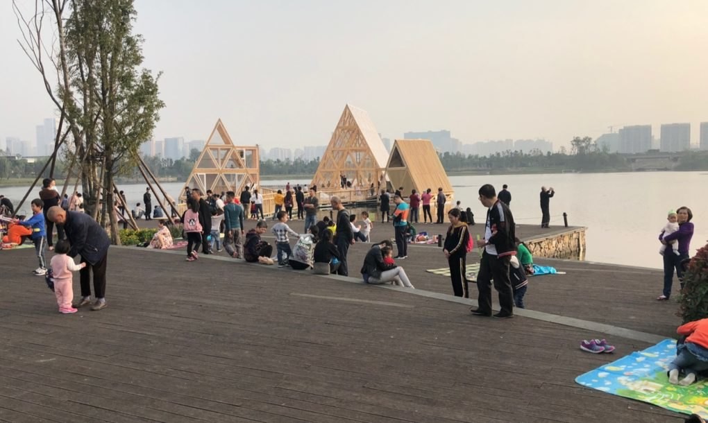 Feitas com madeira e bambu de origem local