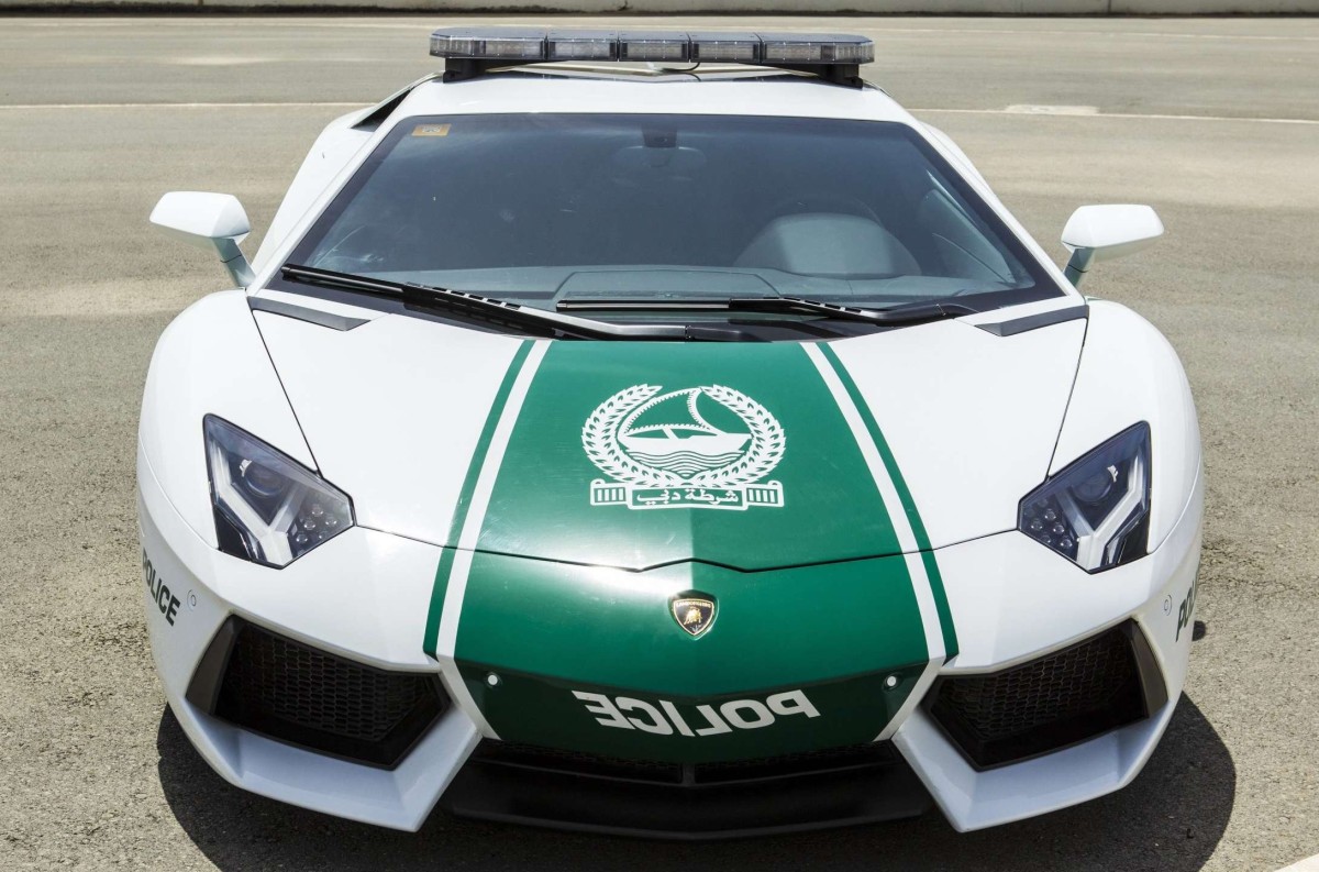 No Dubai prendem-se pessoas em... Lamborghini