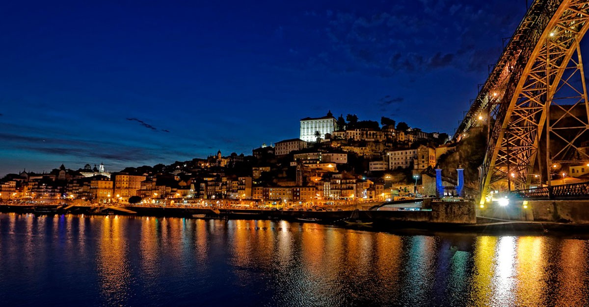 Noaptea de Anul Nou va fi magică dacă o petreceți într-unul din orașele portugheze Orașul Porto, noaptea / maxpixel.freegreatpicture.co