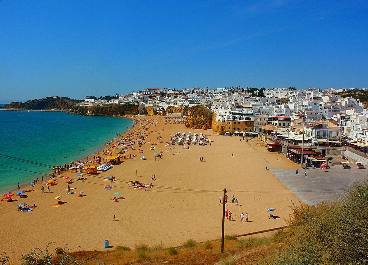 Praia dos Pescadores strand / Wikimedia commons