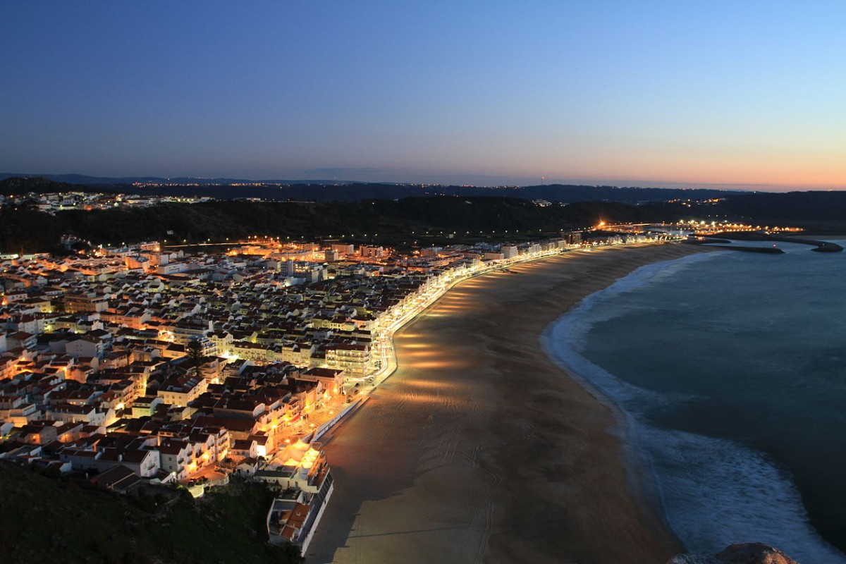 Praia da Nazaré strand / Wikimedia commons