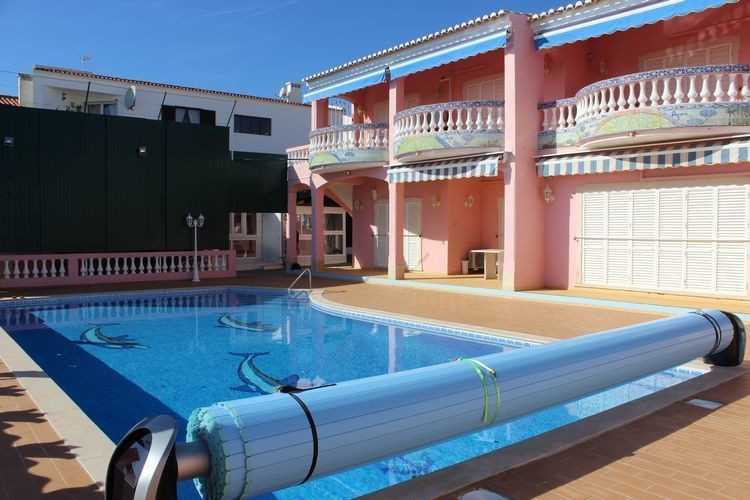 Luxe onroerend goed te koop in de Algarve met een zwembad en balkons