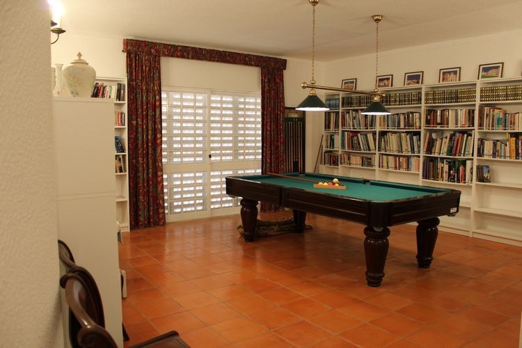 Games room with billiards table