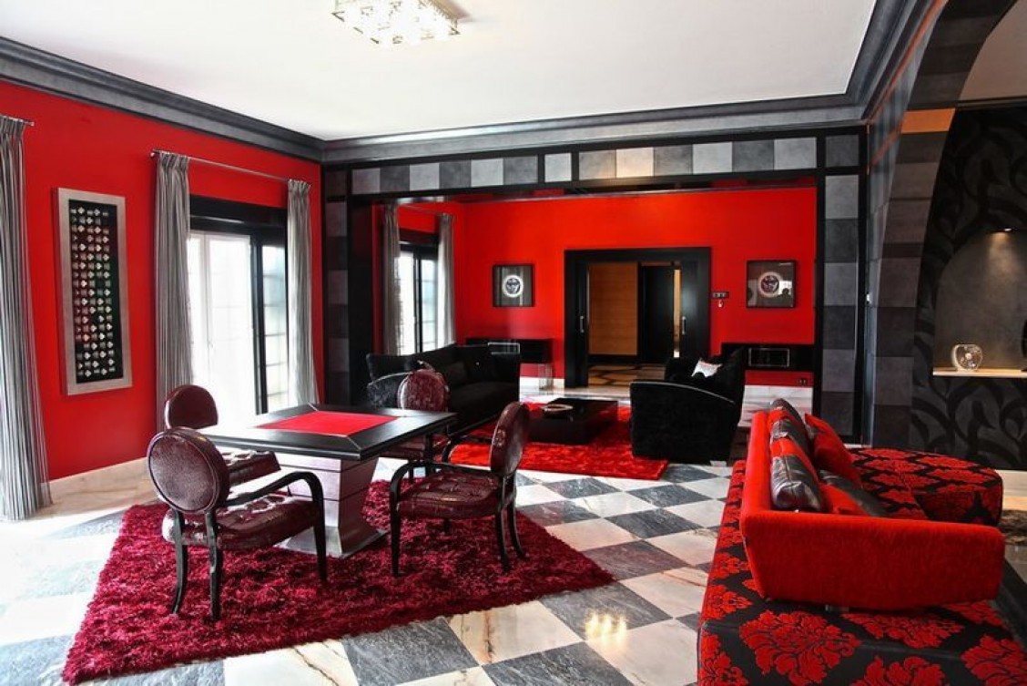 Il rosso è il colore protagonista anche del soggiorno